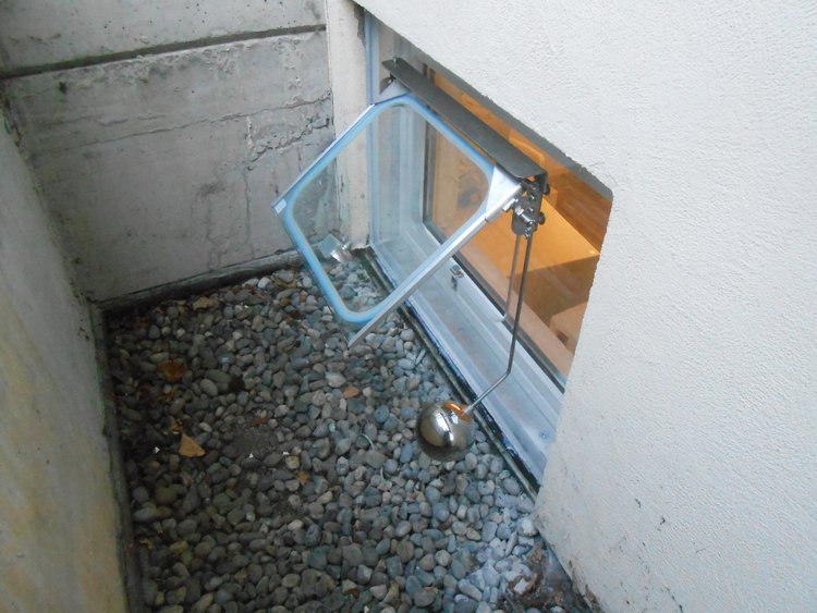 CHT-Hochwasserschutzfenster SMART Halbautomat